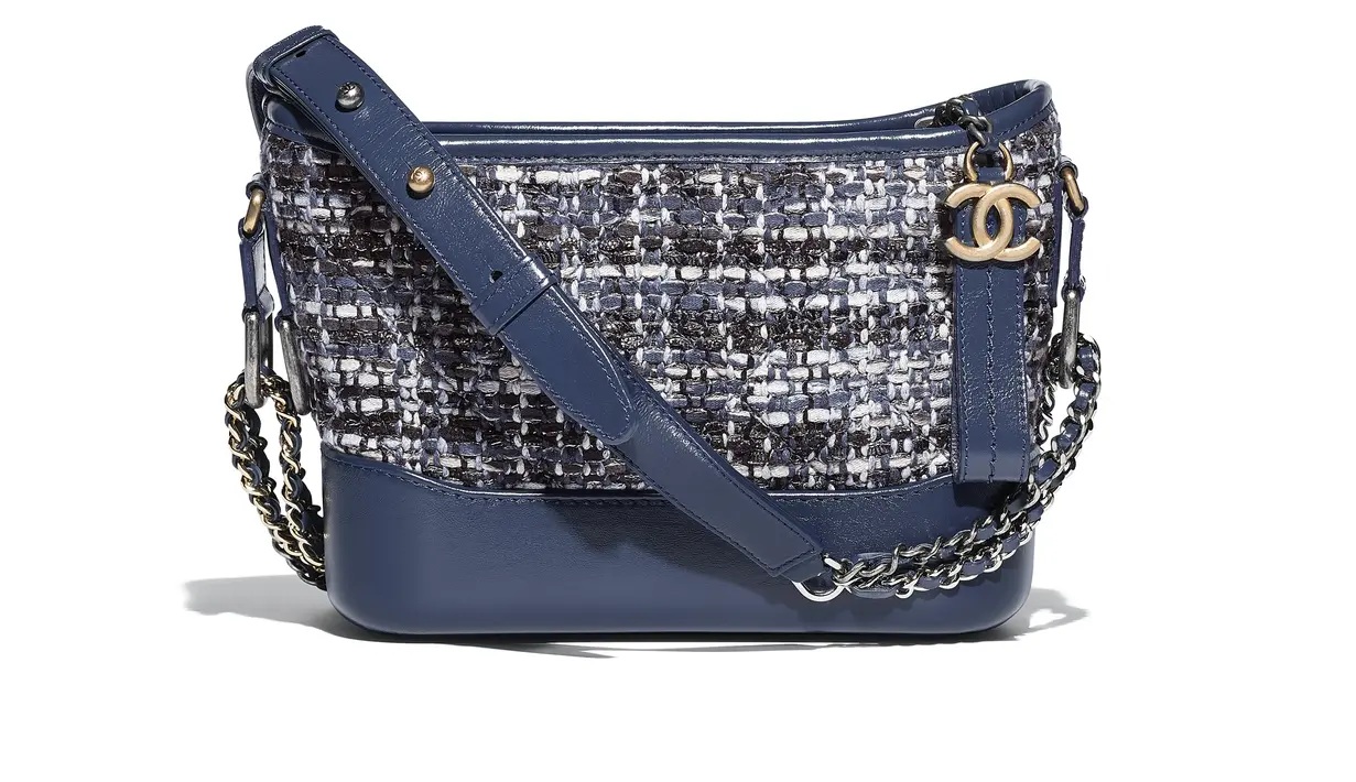 Musim panas saatnya Anda tampil kasual. Tas berbahan tweed nuansa denim akan mejadi penambah gaya yang tepat. (Liputan6.com/pool/Chanel)