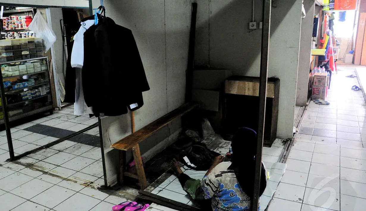 Puluhan pedagang Pasar Senen korban kebakaran pada Jumat (25/4/14) lalu itu, kini menempati kios-kios darurat di lantai 1 Blok V, Jakarta, Selasa (24/6/14). (Liputan6.com/Faizal Fanani)
