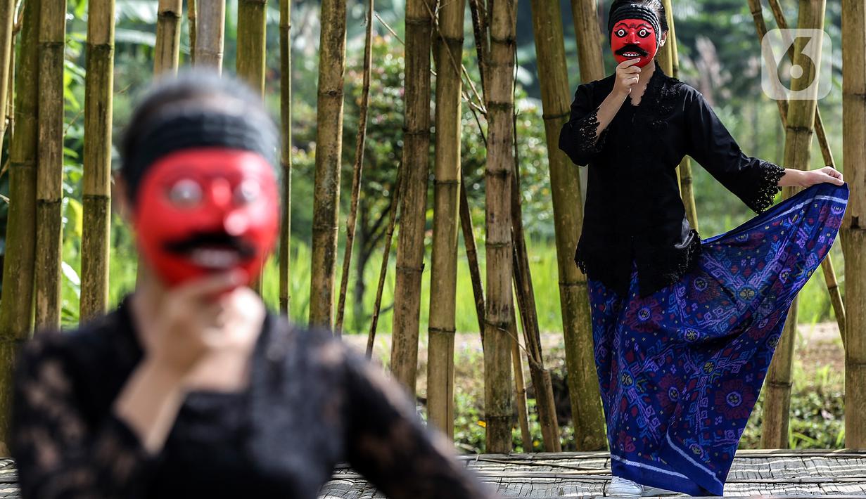 Penari dengan batik dan pakaian tradisional menggelar tarian dan fashion show di Grand Smesco Hills Cisarua, Bogor, Minggu (11/4/2021). Smesco Indonesia dan Yayasan Belantara Budaya Indonesia berkolaborasi menyelenggarakan pagelaran wastra dan budaya menyambut Hari Kartini. (Liputan6.com/JohanTallo)