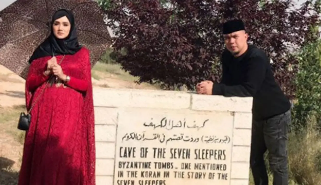 Pasangan ini terlihat mengunjungi Ashabul Kahfi. "Tak ada yg tidak mungkin bagi Allah. Dia bisa menidurkan 7 pemuda dalam persembunyiannya di Gua Ashabul Kahfi selama 309 tahun," tulis Mulan. (Foto: instagram.com/mulanjameela1)