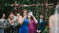 Banyaknya tamu undangan yang mengambil foto dengan ponsel mereka hingga menutupi pengantin, membuat fotografer ini kesal