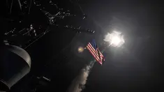 Kapal perang AS yang ada di Laut Mediterania, meluncurkan rudal Tomahawk ke pangkalan udara Suriah, Jumat (7/4). Serangan rudal ini sebagai respon atas serangan kimia di Idlib. (Mass Communication Specialist 3rd Class Ford Williams/U.S. Navy via AP)