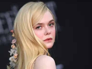 Aktris AS Elle Fanning berpose saat tiba menghadiri pemutaran perdana film Disney "Maleficent: Mistress of Evil" di Teater El Capitan di Hollywood (30/9/2019). Wanita 21 tahun ini tampil anggun berbalut gaun hijau panjang yang membangkitkan perasaan tersesat di hutan. (AFP Photo/Valerie Macon)