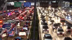 Kendaraan terjebak kemacetan saat melintasi Tol Dalam Kota dan Jalan Gatot Soebroto di Jakarta, Kamis (15/2). Jelang libur Imlek, kemacetan tetap terjadi di sejumlah ruas jalan protokol Ibu Kota. (Liputan6.com/Immanuel Antonius)