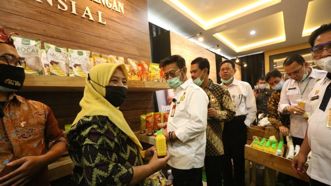 Menteri Pertanian Syahrul Yasin Limpo meninjau pameran berbagai olahan pangan lokal dalam acara peresmian gedung Lappo'ase Direktorat Perlindungan Tanaman Pangan di Pasar Minggu Jakarta, Rabu, (30/12/202020). (Dok Kementan)