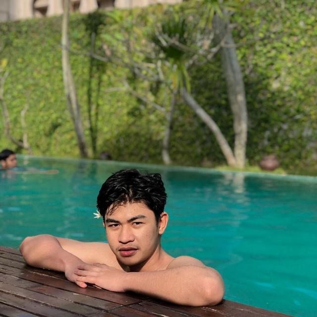 6 Potret Alza Relmiyanda, Adik Harris Vriza yang Jarang Tersorot