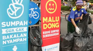 Relawan mengumpulkan sampah di lokasi Car Free Day (CFD), Jakarta, Minggu (21/5). Kegiatan tersebut diadakan untuk mengajak masyarakat agar peduli dengan kebersihan lingkungan serta selalu membuang sampah pada tempatnya. (Liputan6.com/Immanuel Antonius)