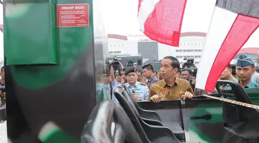 Presiden Jokowi mengunjungi pameran senjata internasional, Indo Defence 2014, di JIExpo Jakarta, Jumat (7/11/2014). (Liputan6.com/Herman Zakharia)