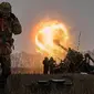 Tentara Ukraina menembakkan sistem artileri Pion ke posisi Rusia dekat Bakhmut, wilayah Donetsk, Ukraina, 16 Desember 2022. Pakta Pertahanan Atlantik Utara atau NATO dan sejumlah pengamat mengungkapkan perang bisa terjadi dalam beberapa bulan, tahun atau bahkan hingga waktu yang tak terbatas. (AP Photo/LIBKOS, File)
