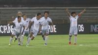 Pemain Persita Tangerang bereaksi gembira setelah memastikan diri promosi ke Liga 1 2020 setelah lolos ke final Liga 2 2019. Persita mengalahkan Sriwijaya FC lewat adu penalti di semifinal Liga 2 2019 yang digelar di Stadion Kapten I Wayan Dipta, Gianyar, Jumat (22/11/2019). (Bola.com/Gatot Susetyo)