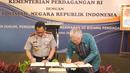 Menteri Perdagangan Enggartiasto Lukita (kanan) bersama Kapolri Tito Karnavian menandatangani kerja sama di Jakarta, Senin (8/1). (Liputan6.com/Angga Yuniar)