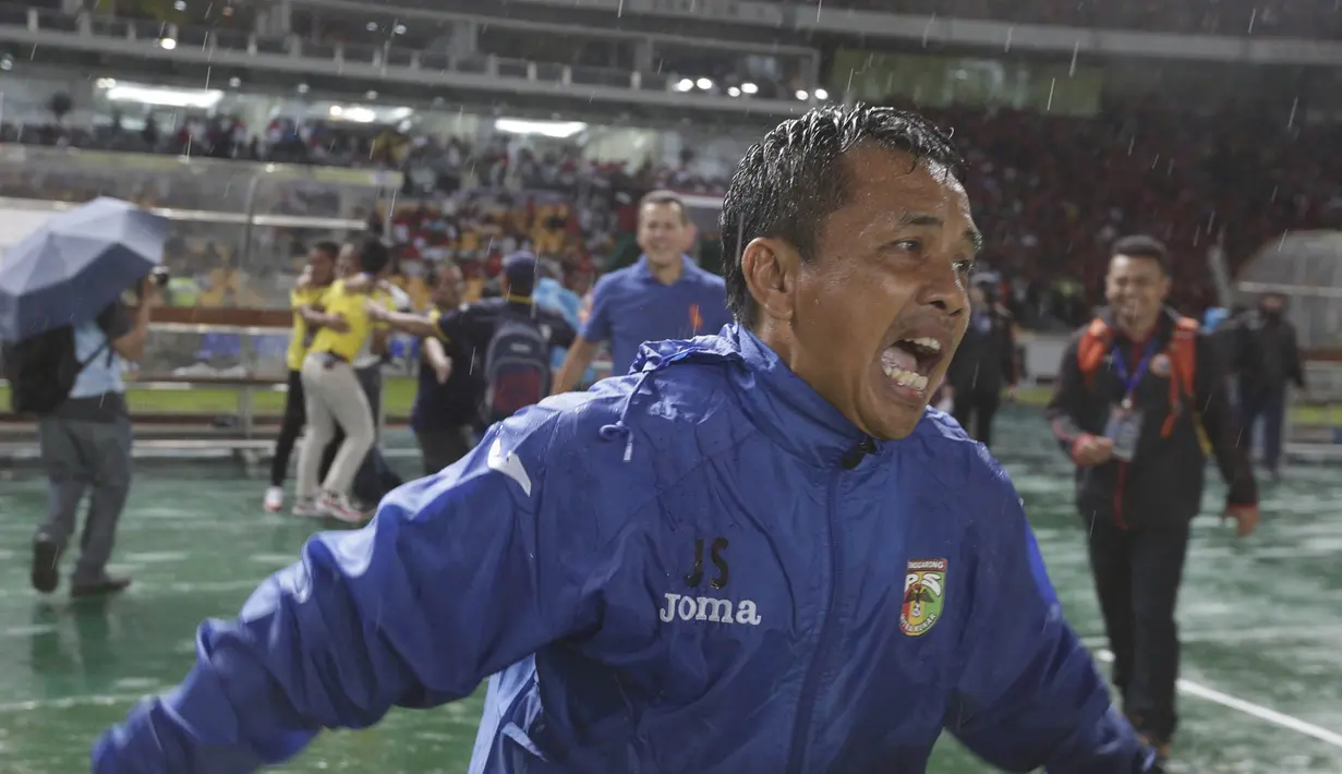Pelatih Mitra Kukar, Jafri Sastra, berteriak girang usai anak asuhnya menaklukan Semen Padang. Dirinya sukses membawa Naga Mekes kepuncak tertinggi. (Bola.com/Vitalis Yogi Trisna)