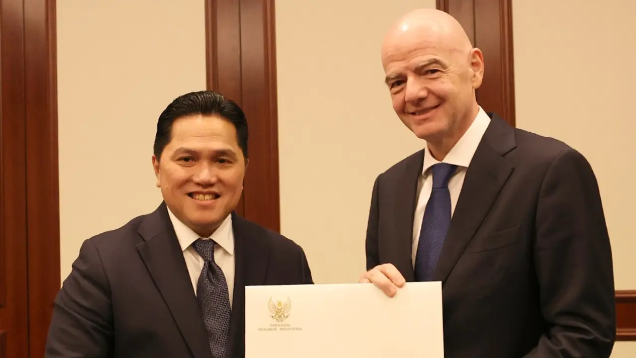 Ketua PSSI, Erick Thohir, (kiri) bersama Presiden FIFA, Gianni Infantino.