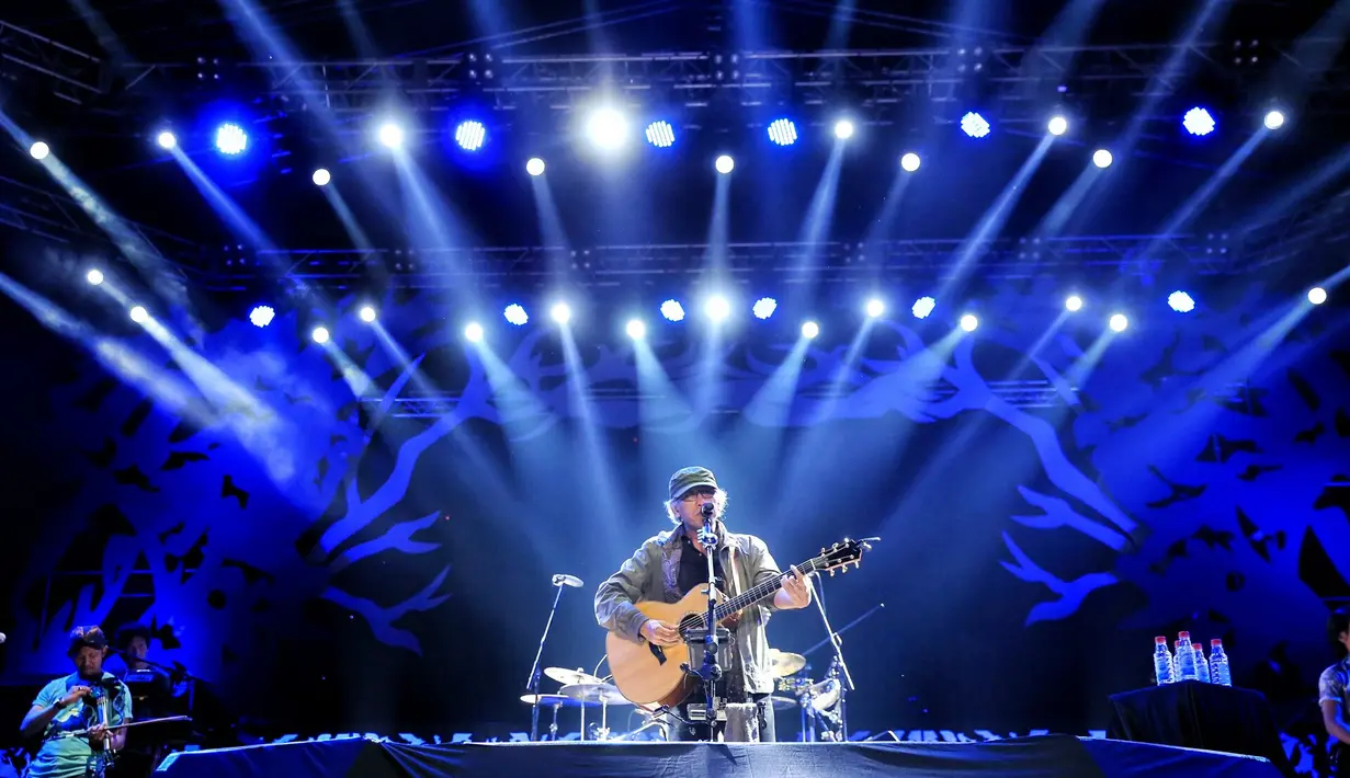 Semangat para penonton makin memanas ketika sang legenda itu menyanyikan lagu Nona. Dengan berkaca-kaca, ia mengucapkan terima kasih pada puluhan ribu penggemarnya atas perayaan ulang tahun spesial itu. (Adrian Putra/Bintang.com)