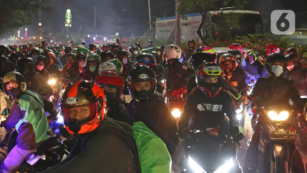 FOTO: Nekat, Pemudik Lawan Arus Lintasi Posko Penyekatan di Kedungwaringin