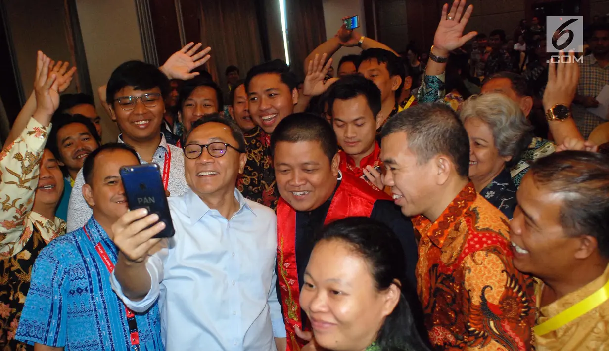Ketua MPR Zulkfli Hasan berswafoto dengan pemuda Khonghucu saat hadir pada Kongres Nasional PAKIN di Jakarta, Selasa (11/9). Pada kesempatan itu Zulkifli Hasan menyampaiakan pentingnya implementasi nilai-nilai empat pilar MPR. (Liputan6.com/Johan Tallo)