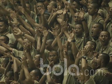 Sejumlah Suporter PS TNI yang mayoritas Tentara menyaksikan langsung laga PS TNI kontra PSM Makassar pada laga Liga 1 Indonesia di Stadion Pakansari, Bogor (15/05/2017). PS TNI menang 2-1. (Bola.com/M Iqbal Ichsan)