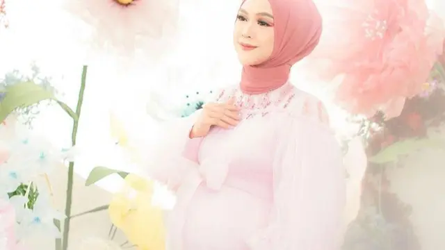 8 Gaya Maternity Shoot Ria Ricis Pakai Dress Pink, Vibenya Seperti Putri di Negeri Dongeng