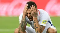 Ekspresi penyerang Cile, Eduardo Vargas, di tengah laga kontra Kamerun, pada partai Grup B Piala Konfederasi 2017, di Spartak Stadium, Moskow, Senin (19/6/2017) dini hari WIB. Cile unggul 2-0.  (AFP/Yuri Kadobnov)