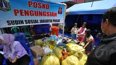 Sejumlah anak mencari pakaian layak pakai di posko pengungsian kebakaran di Kebon Melati, Tanah Abang, Jakarta, Jumat (6/3/2015). Kebakaran hebat pada Kamis (5/3) petang menyebabkan setidaknya 1.600 warga terpaksa mengungsi. ( Liputan6.com/Faizal Fanani)