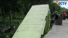 Diduga jembatan tak mampu menahan beban saat truk melintas.