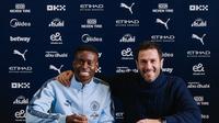 Marc Guehi resmi bergabung dengan Manchester City. (Dok. Man City)