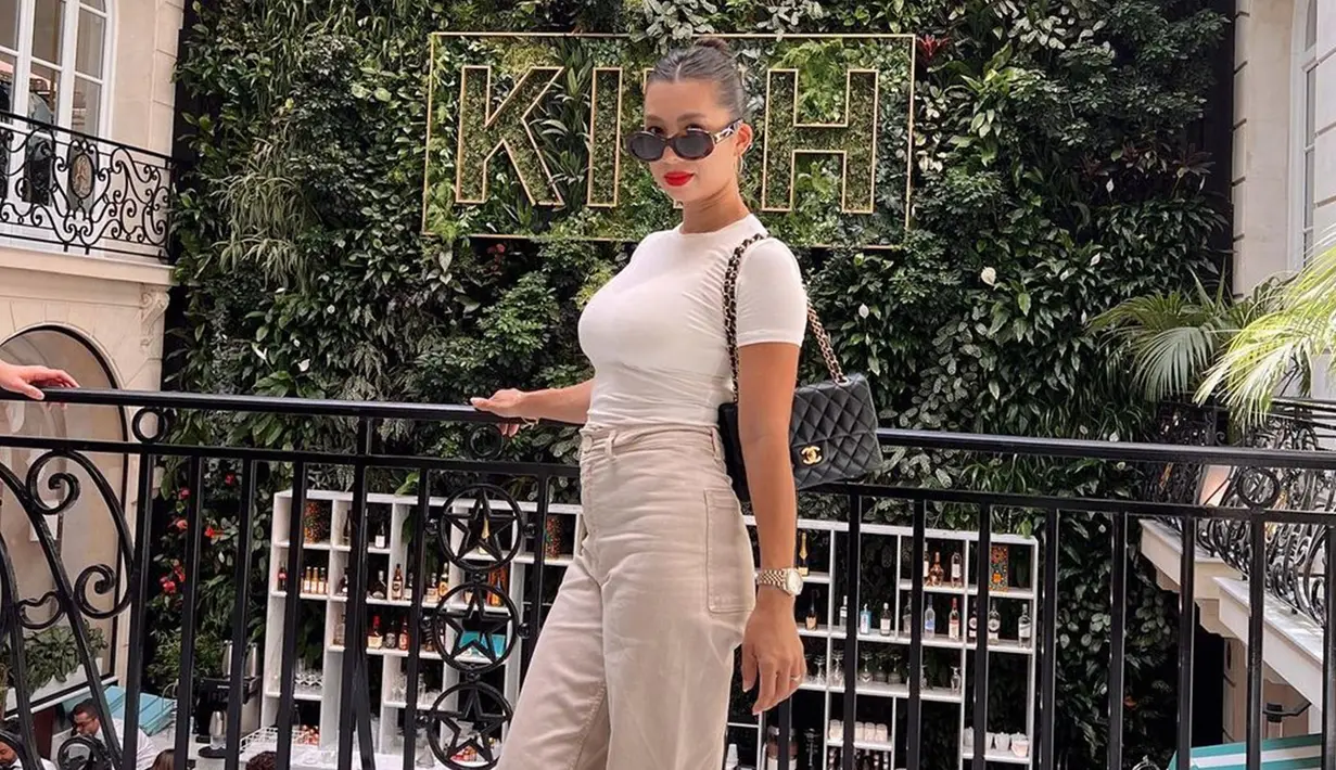 Gaya kasual Jennifer Bachdim ini pun tak lepas dari sorotan netizen. Terlebih, meski telah memiliki tiga anak, penampilan Jennifer Bachdim tetap terlihat bak anak muda. (Liputan6.com/IG/@jenniferbachdim)