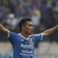 Gelandang Persib Bandung, Erwin Ramdani, merayakan gol yang dicetaknya ke gawang Arema Malang pada laga Piala Indonesia di Stadion Si Jalak Harupat, Bandung, Senin (18/2). Persib bermain imbang 1-1 melawan Arema. (Bola.com/Vitalis Yogi Trisna)