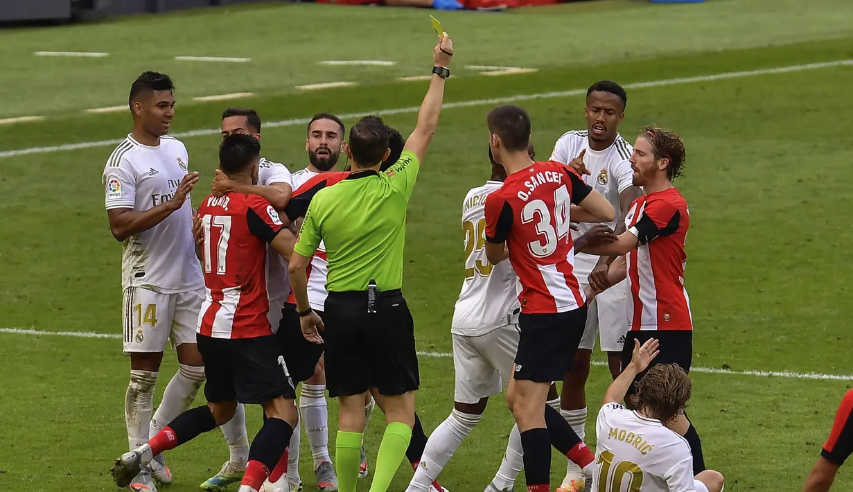 Pemain Real Madrid bersitegang dengan pemain Athletic Bilbao pada laga La liga di Stadion San Mames, Minggu (5/7/2020). Real Madrid menang 1-0 atas Athletic Bilbao. (AP/Alvaro Barrientos)