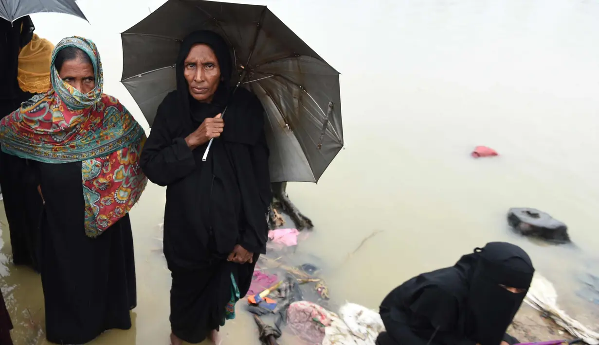 Pengungsi Rohingya menunggu bantuan di DWIP Sha Porir di Teknef (20/9). Wakil ketua partai Liga Awami mengatakan pasukan akan ditempatkan di Cox's Bazar dekat perbatasan dimana 420.000 Muslim Rohingya telah tiba sejak 25 Agustus. (AFP Photo/Dominique)