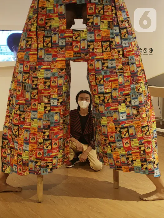 Pengunjung mengamati karya seni yang ditampilkan dalam Pameran Tetap Galeri Nasional Indonesia di Galeri Nasional, Jakarta, Kamis (28/10/2021). Galeri Nasional resmi membuka ruang pamerannya untuk masyarakat umum mulai seiring diberlakukannya PPKM level dua di DKI . (Liputan6.com/Herman Zakhria)