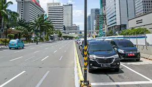 Sejumlah kendaraan melintas disamping proyek pembangunan MRT fase dua di Jalan MH Thamrin, Jakarta, Senin (22/3/2021). Dishub DKI Jakarta akan memberlakukan rekayasa lalu lintas di sekitaran pembangunan jalur MRT fase dua yang dimulai pada hari ini. (Liputan6.com/Faizal Fanani)