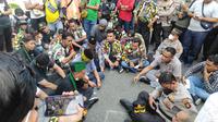 Ratusan massa saat menggelar aksi demo di depan Kantor PT Bayan Resources di Balikpapan. (Liputan6.com/Istimewa)
