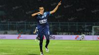 Ekspresi pemain Arema, Sunarto, setelah mencetak gol ke gawang Bhayangkara Surabaya United dalam laga Torabika Soccer Championship 2016 di Stadion Kanjuruhan, Malang, Minggu (15/5/2016). (Bola.com/Iwan Setiawan)