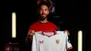 Sergio Ramos berpose dengan jerseynya setelah resmi menjadi pemain Sevilla pada Selasa (05/09/2023) WIB. Sergio Ramos sempat dikabarkan bakal menyusul jejak Lionel Messi ke Inter Miami. Namun hal itu tidak terjadi. (Twitter/@SevillaFC)