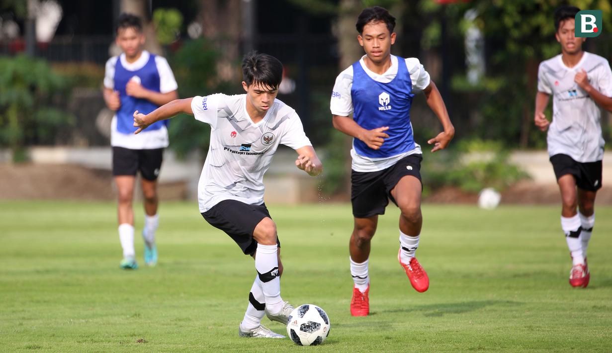 <p>Pemain Timnas Indonesia U-17, Ji Da Bin, mengontrol bola saat mengikuti internal game dalam sesi latihan di Lapangan ABC, Senayan, Jakarta, Sabtu (15/7/2023). Latihan tersebut digelar guna persiapan menghadapi Piala Dunia U-17 yang akan digelar 10 November hingga 2 Desember 2023 di Indonesia. (Bola.com/Ikhwan Yanuar)</p>