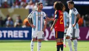 Viral Marc Cucurella Bawa Trofi Piala Dunia 2026 Pakai Kantung Kresek, Ternyata Mainan