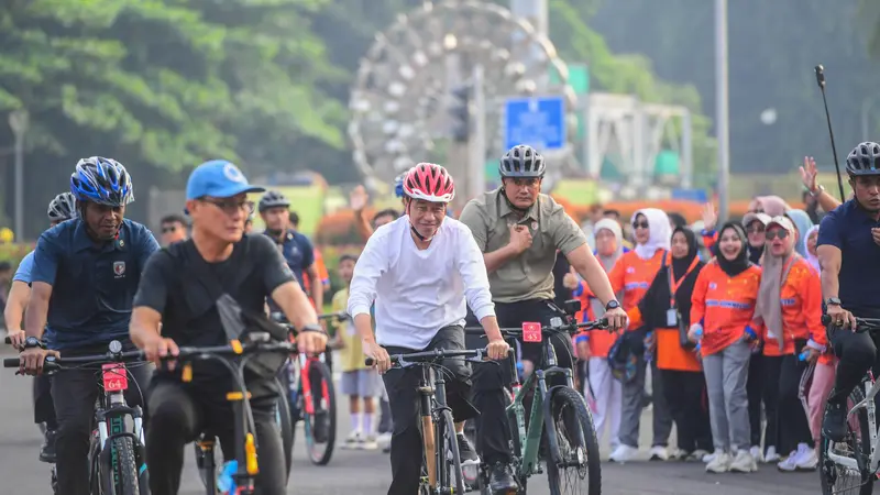 Presiden Jokowi menghabiskan akhir pekan dengan bersepeda pagi di kawasan car free day (CFD) Jalan Jenderal Sudirman hingga M.H. Thamrin, Jakarta, Minggu (5/5/2024).