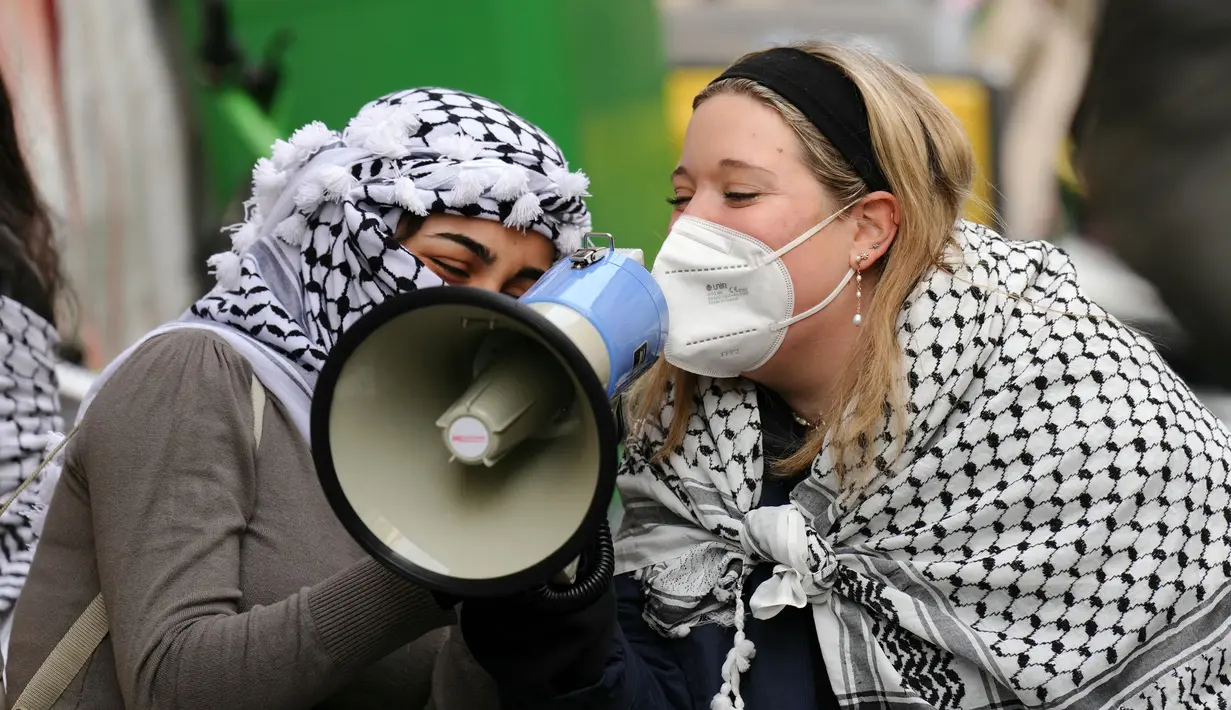 Polisi juga sempat menangani puluhan mahasiswa yang berkumpul di kampus Sciences Po di kota Paris pada Rabu malam. (Dimitar DILKOFF/AFP)