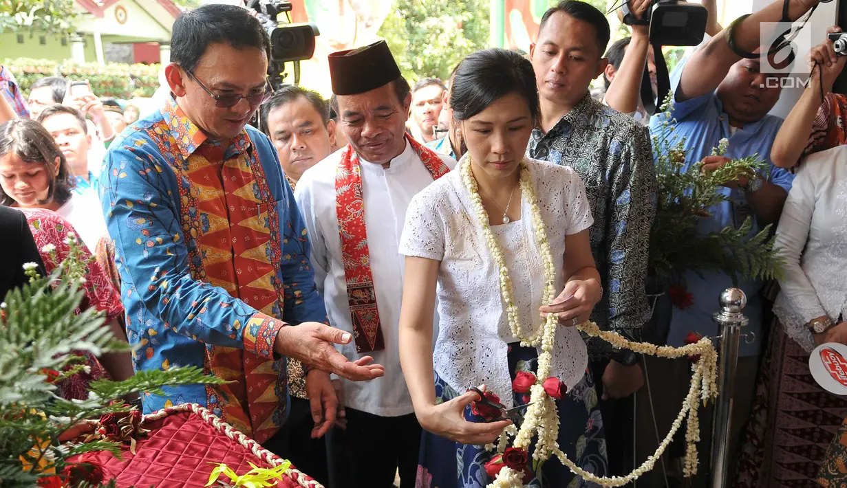 Basuki Tjahja Purnama atau Ahok didampingi Veronica Tan meresmikan RPTRA Cililitan, Jakarta, 22 Oktober 2015. Veronica selalu setia memberi dukungan kepada Ahok saat terjerat kasus penodaan agama. (Liputan6.com/Herman Zakharia)