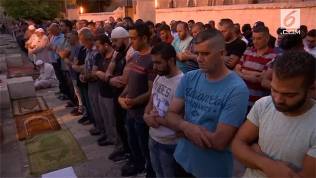 Ribuan masyarakat muslim salat di depan gerbang kola lama Yerusalem.