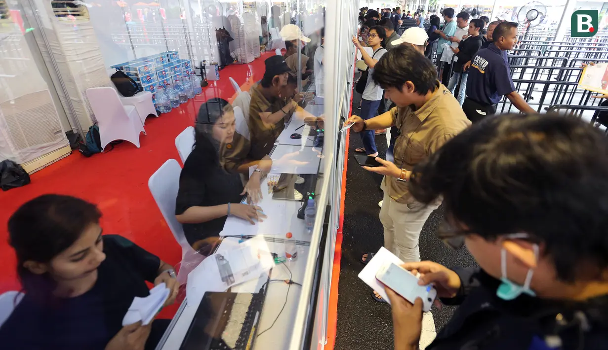 Sejumlah calon penonton menukarkan tiket laga FIFA Matchday Timnas Indonesia melawan Argentina di Gedung Serba Guna Senayan, Jakarta, Jumat (16/06/2023). Penukaran tiket Timnas Indonesia Vs Argentina dimulai pukul 10.00-17.00 WIB hingga hari Senin (19/06/2023) siang. (Bola.com/Bagaskara Lazuardi)