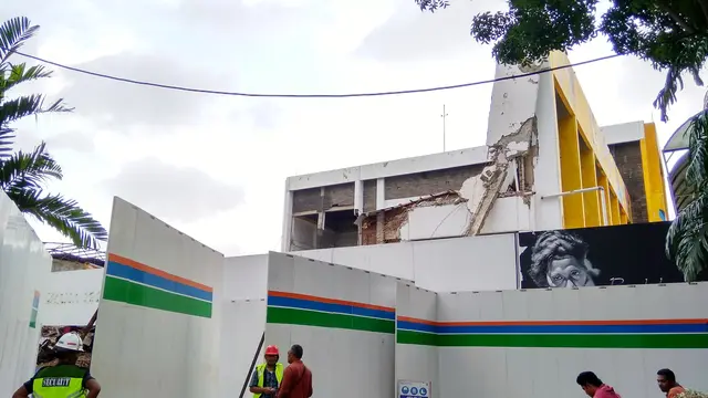 Gedung di area TIM yang sudah setengah terbongkar