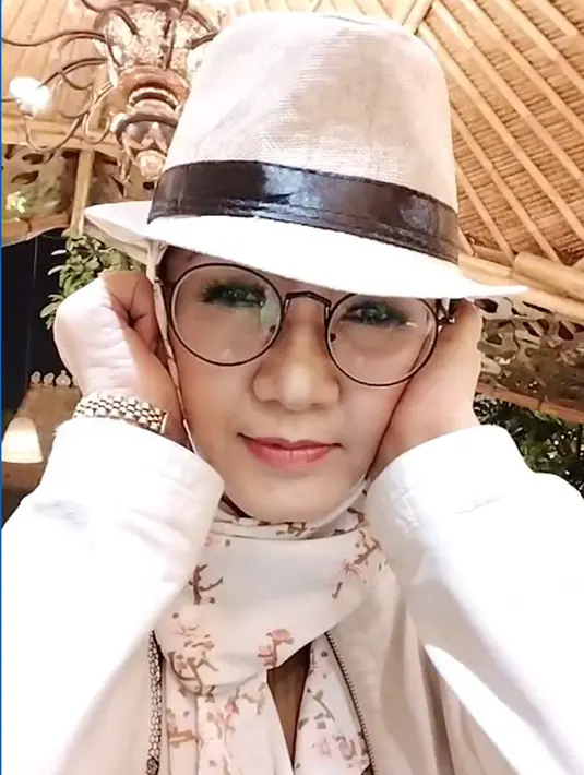 “Dia lagi penyanyinya, kau memang bandit ya? Ada saja lagu kau, ya! Kau sembunyikan di mana lagu-lagu kau, ah!” cetus Bunda Corla kali pertama mendengar “Hamil Duluan.” Sejurus kemudian ia mencari kacamata lalu berjoget seiring irama. “Ini baru lagu, lagu benar ini ya. Kayak gini kayak gini, memang bandit kau ya! Bandiiit!” sanjung Bunda Corla. (Foto: Dok. Instagram @tuty_wibowo).