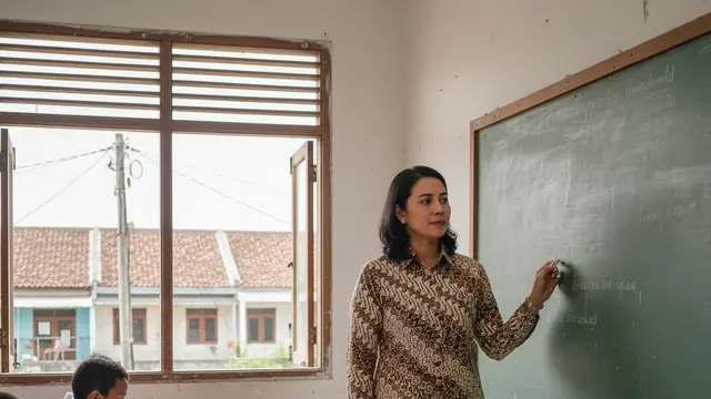 Model Gamis Batik Profesional untuk Guru
