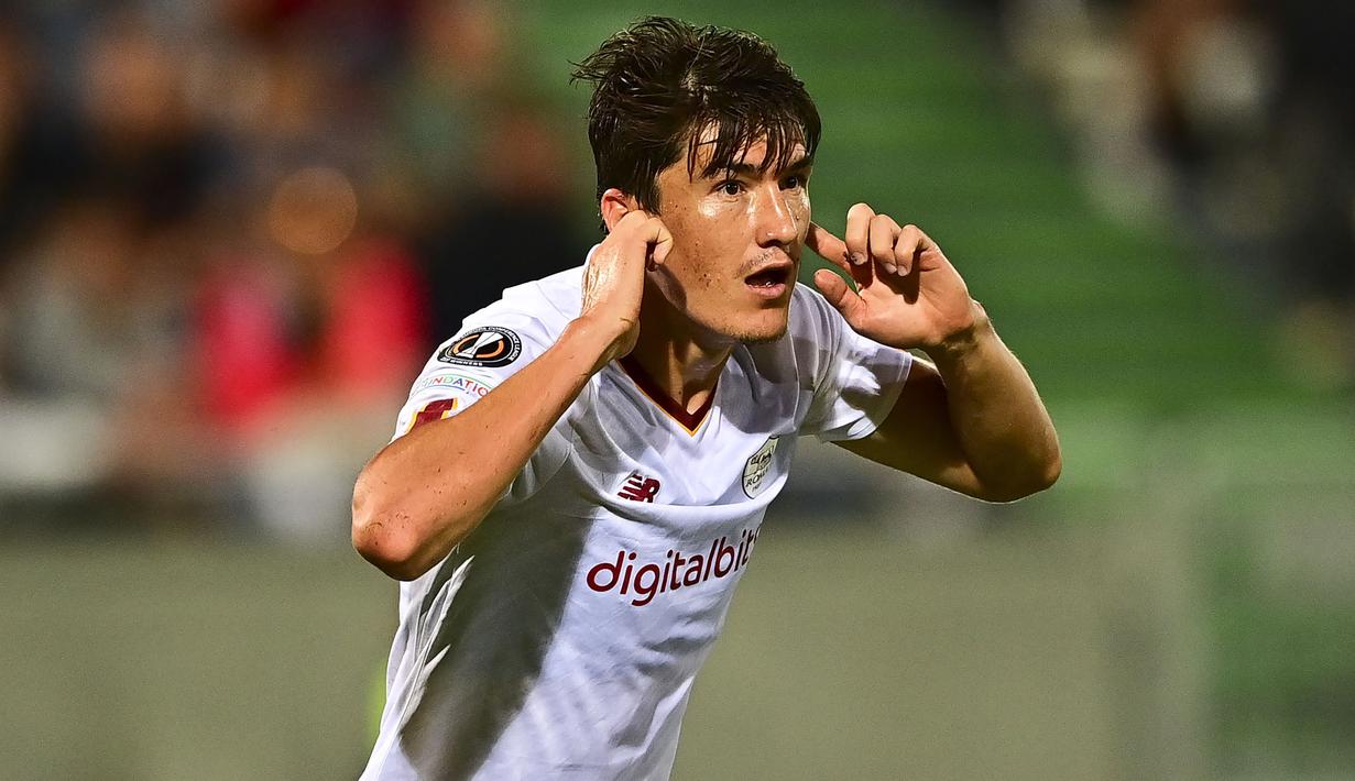 Striker Uzbekistan, Eldor Shomurodov hingga kini tercatat telah membela 4 klub Serie A Liga Italia sejak awal musim 2020/2021. Genoa menjadi klub pertamanya d Serie A usai didatangkan dari klub Rusia, Rostov pada awal musim 2020/2021. Hanya bertahan semusim, ia lantas menerima pinangan AS Roma pada awal musim 2021/2022 hingga akhirnya ia dipinjamkan ke Spezia selama setengah musim pada 2022/2023 dan kembali dipinjamkan selama semusim ke Cagliari pada 2023/2024. (AFP/Nikolay Doychinov)