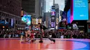 Wasit saat mengawasi pertandingan gulat antara Helen Maroulis (biru) dan Samantha Stewart dari Kanada pada kelas 53kg wanita di Times Square, New York (19/5). (REUTERS/Adrees Latif)