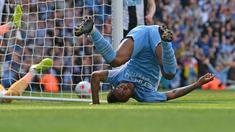 Manchester City sukses memetik poin penuh usai mengalahkan Newcastle United dengan skor 5-0 di Etihad Stadium, Minggu (08/05/2022). Salah satu pemain yang mampu tampil gemilang di laga tersebut adalah Raheem Sterling. (AFP/Paul Ellis)