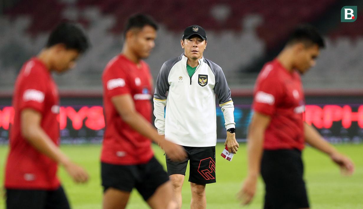 <p>Ekspresi pelatih Timnas Indonesia, Shin Tae-yong (tengah), saat sesi latihan menjelang laga FIFA Matchday melawan Timnas Argentina di Stadion Utama Gelora Bung Karno (SUGBK), Jakarta, Minggu (18/06/2023). (Bola.com/Bagaskara Lazuardi)</p>