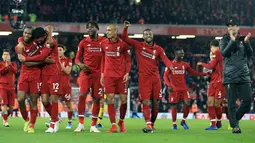 Pelatih Liverpool, Jurgen Klopp (kanan) bertepuk tangan merayakan kemenangan bersama pemainnya usai pertandingan melawan Everton pada lanjutan Liga Inggris di Anfield Stadium (2/11). Liverpool menang tipis atas Everton 1-0. (AP Photo/Jon Super)